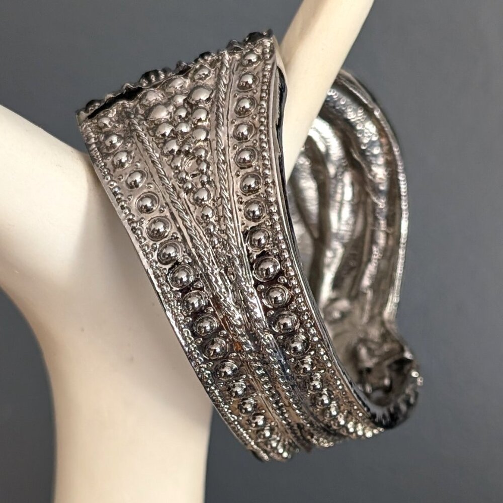 Gray metal hinge closure bracelet with black bead detail - Picture 4 of 14
